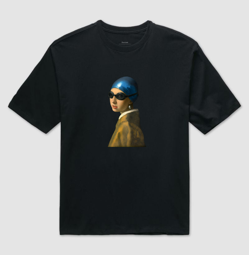 Camiseta Oversized - A Moça com Toca e Óculos